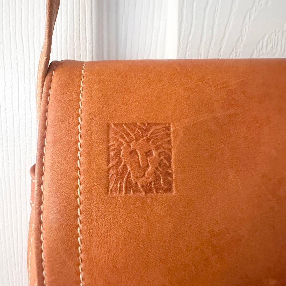 Anne Klein Tan Saddle Flap Over Turnlock Lion Embossed Shoulder Bag Vintage 80s - Picture 3 of 8